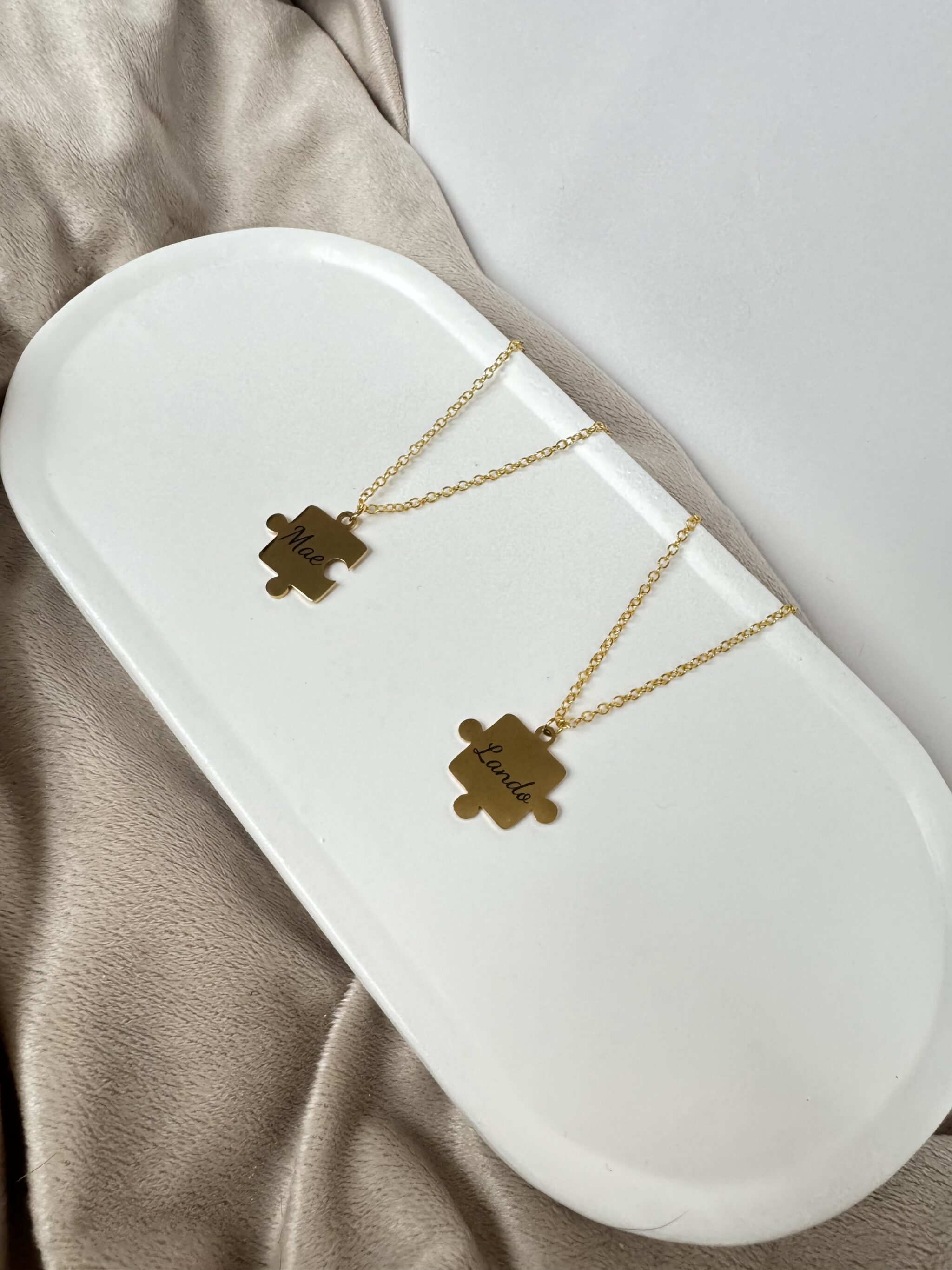 GRAVEERBARE PUZZEL KETTING GOUD