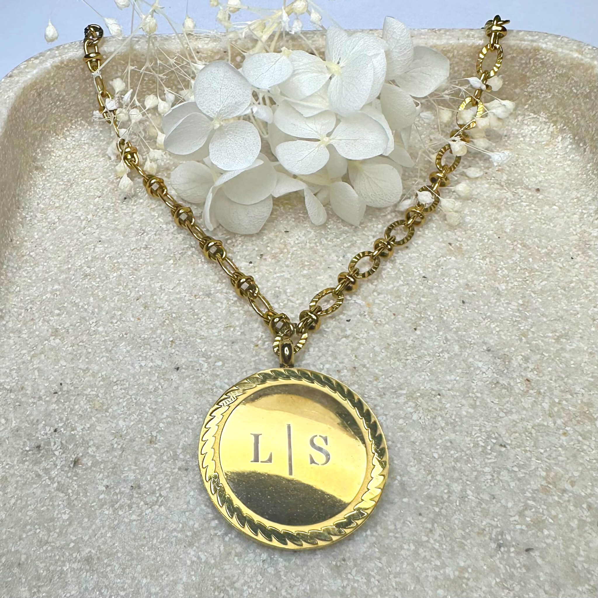 Medaillon Initial Necklace - Afbeelding 2