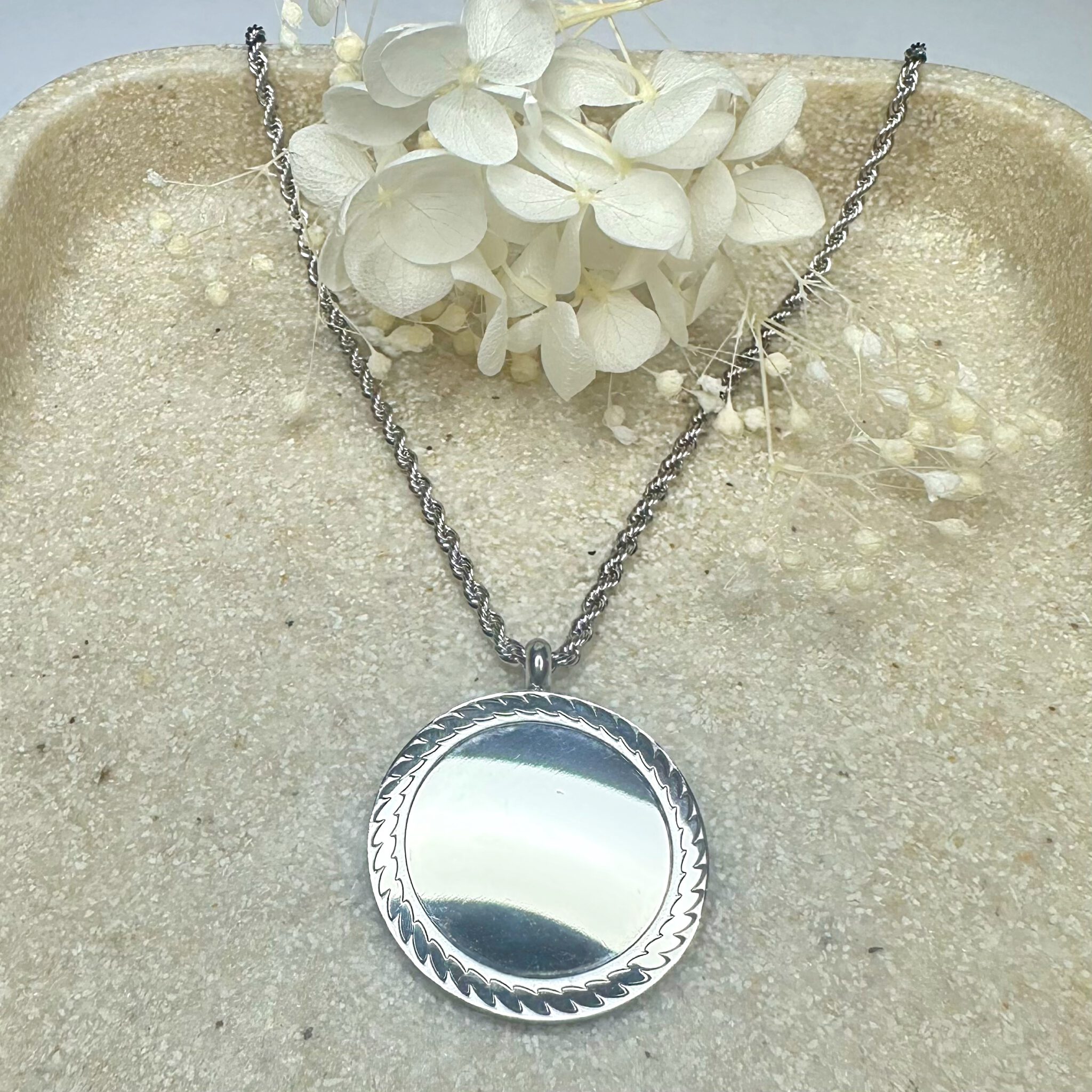 Medaillon Initial Necklace - Afbeelding 3